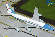 Load image into Gallery viewer, U.S. Air Force Boeing VC-25A 82-8000 &quot;Air Force One&quot; (1:200 scale) (new antenna array)
