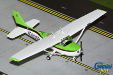 Load image into Gallery viewer, Cessna 172S Skyhawk (1:72 scale)

